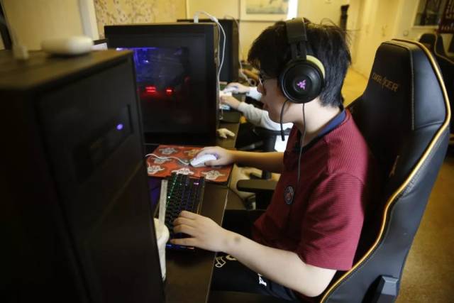 Doinb整活，称Ruler私聊他说跟LWX对线没压力