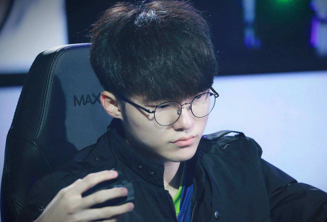 AD上路！ Kiin Vayne是纯粹的，给 Zeus Aatrox一个击杀 Ruler 的机会， Hanwha Life Esports 获得比赛点