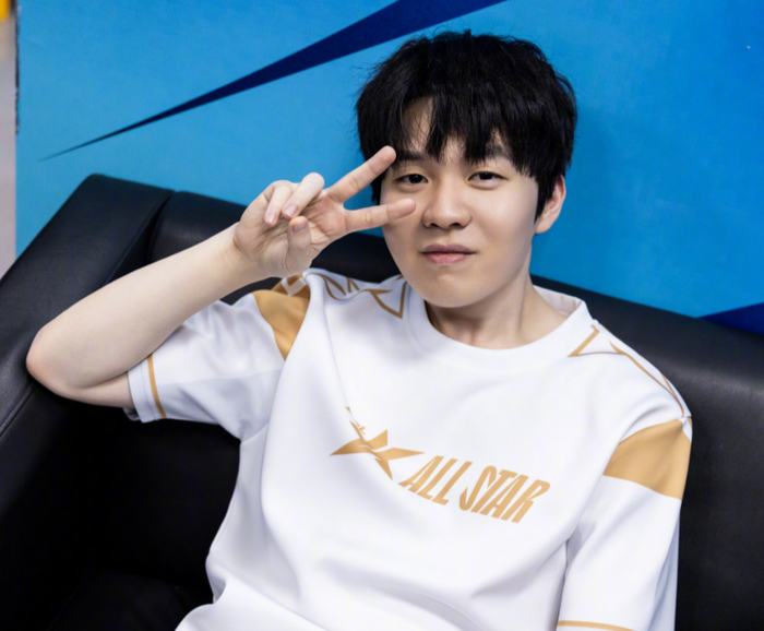 试试徐秀的40厘米剑！ Zeus 杰斯无力挽救局面， Dplus KIA 在水龙的帮助下赢得了第一场比赛